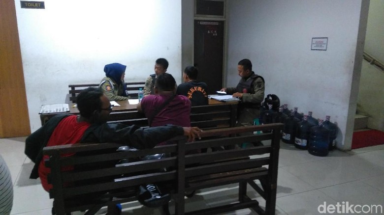 5 Pria Terjaring Razia Saat Berbuat Asusila Antar Sesama 5 Pria Terjaring Razia Saat Berbuat Asusila Antar Sesama