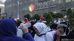 Hingga Magrib, Massa masih Bertahan di Depan Bawaslu