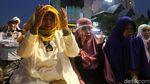 Hingga Magrib, Massa masih Bertahan di Depan Bawaslu