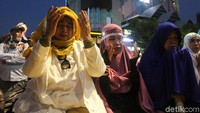 Neno Warisman nampak berdoa.