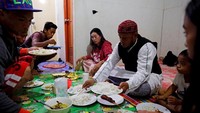 Acampong bersama keluarganya pun kini harus kembali melaksanakan puasa di pengungsian.