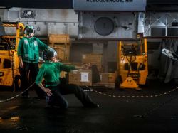 Potret Kapal Induk Nuklir AS Pamer Kekuatan di Laut Arab