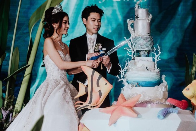 Rachel Wee dan Ken Chen adalah pasangan asal Singapura. Keduanya disebut sebagai crazy rich asians karena menggelar pesta pernikahan secara mewah. Pernikahan mereka pun difitur dalam acara Crazy Rich Asian Wedding di stasiun televisi Inggris Channel 5. Foto: instagram @rachelbambi
