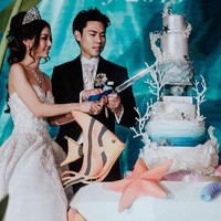 Rachel Wee dan Ken Chen adalah pasangan asal Singapura. Keduanya disebut sebagai crazy rich asians karena menggelar pesta pernikahan secara mewah. Pernikahan mereka pun difitur dalam acara Crazy Rich Asian Wedding di stasiun televisi Inggris Channel 5. Foto: instagram @rachelbambi
