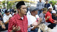 Massa berdoa usai salat berjamaah.