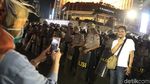 Ketika Emak-emak Berwefie dengan Polisi di Saat Aksi
