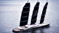 Kapal pesiar Black Pearl meraih penghargaan utama World Superyacht Awards 2019. Ada tiga layar hitam yang terlihat ikonik dan dapat dibentangkan semuanya hanya dalam tujuh menit (CNN)