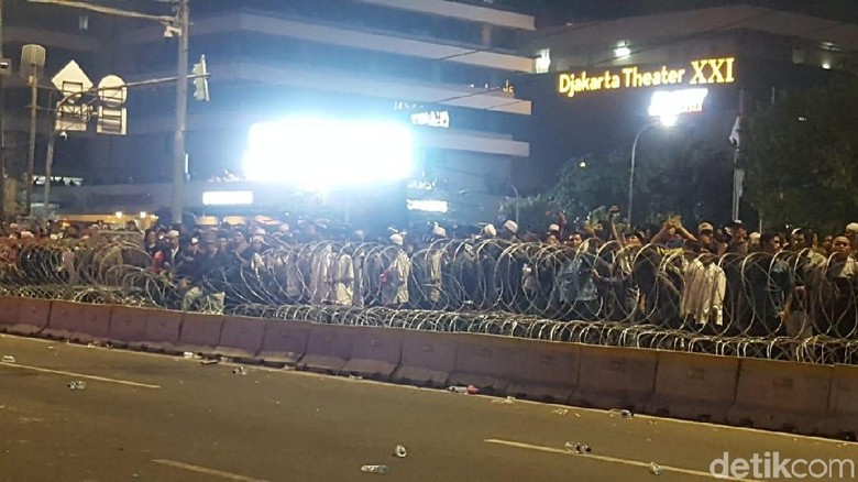 Kapolres Periksa Massa Pendemo yang Masih Bertahan di Sekitar Bawaslu Kapolres Periksa Massa Pendemo yang Masih Bertahan di Sekitar Bawaslu
