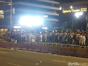 Ricuh di Bawaslu Diawali Aksi Pendemo Yel-yel dan Injak-injak Kawat Berduri