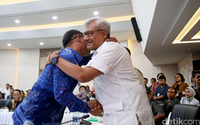 Tkn Bpn Berpelukan Usai Kpu Tetapkan Hasil Pemenang Pilpres 2019