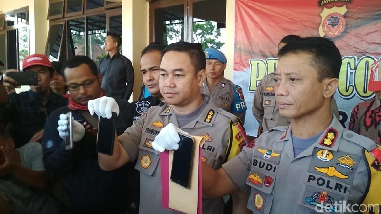 Guru SMA Penyebar Ajakan Mengebom Massal Menyesal dan Minta Maaf Guru SMA Penyebar Ajakan Mengebom Massal Menyesal dan Minta Maaf