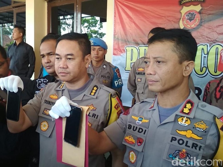 Guru di Garut Gunakan WhatsApp Sebar Ajakan Mengebom KPU Pusat Guru di Garut Gunakan WhatsApp Sebar Ajakan Mengebom KPU Pusat