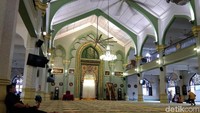 Saat memasuki masjid, suasana teduh membuat siapapun yang datang bisa merasakan ketenangan hati. Langit-langitnya dibuat sangat tinggi, sehingga sirkulasi udara sangat sejuk meski tanpa menggunakan pendingin ruangan di tengah cuaca Singapura yang begitu terik saat siang hari. (Muhammad Idris/detikcom)