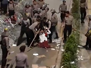 Ricuh! Detik-detik Penangkapan Demonstran di Depan Bawaslu