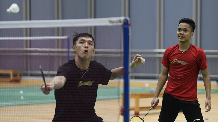 Pebulu tangkis tunggal putra Indonesia Jonatan Christie (kiri) dan Anthony Sinisuka Ginting mengikuti latihan di Nanning, China, Senin (20/5/2019). Indonesia akan melawan Denmark di babak penyisihan grup 1B Piala Sudirman 2019 pada Rabu (22/5/2019). ANTARA FOTO/Wahyu Putro A/aww.