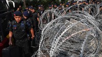 Personel Brimob disiagakan di gedung KPU.