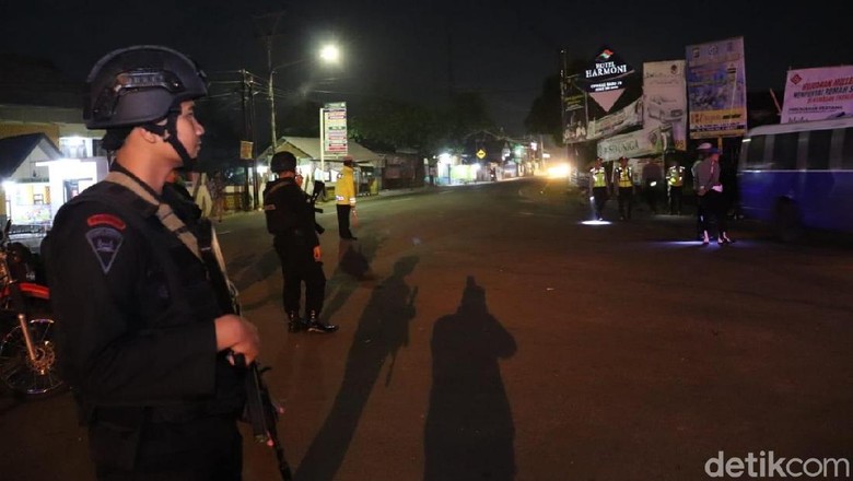 Jelang Aksi 22 Mei, TNI-Polri Periksa Kendaraan Mengarah Jakarta di Garut Jelang Aksi 22 Mei, TNI-Polri Periksa Kendaraan Mengarah Jakarta di Garut