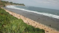 Di Pantai Nampu kita bakal menyaksikan debur ombak Samudra Indonesia bertemu hamparan pasir putih dan tebing terjal perbukitan karst.(Humas Pemkab Wonogiri)
