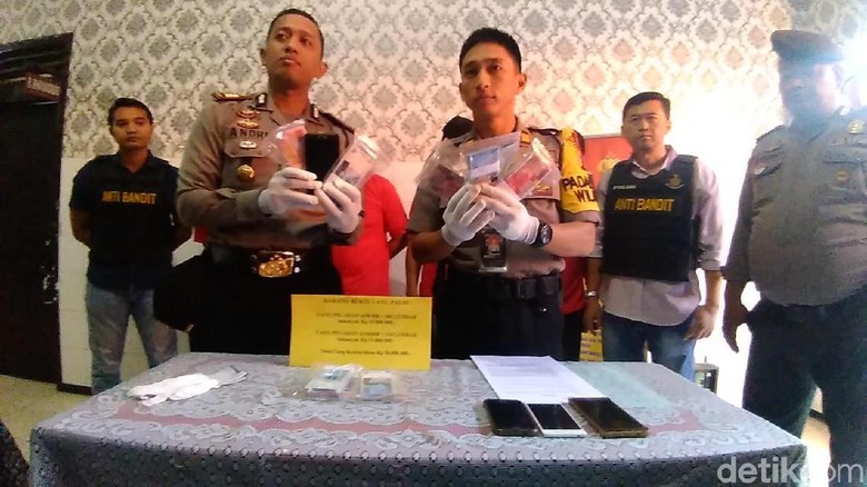 Polisi Sita Rp 50 Juta Uang Palsu yang akan Diedarkan Jelang Lebaran Polisi Sita Rp 50 Juta Uang Palsu yang akan Diedarkan Jelang Lebaran