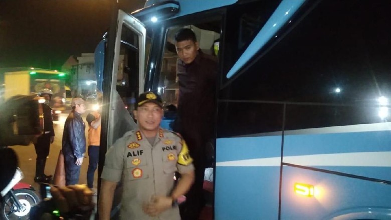Jelang Aksi 22 Mei, Polisi Periksa Bus di Pintu Tol Tangerang Jelang Aksi 22 Mei, Polisi Periksa Bus di Pintu Tol Tangerang
