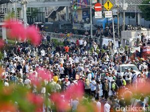 Massa Pro Prabowo Penuhi Depan Bawaslu