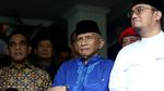 Salam Dua Jari, Prabowo-Sandi Tolak Hasil Pilpres 2019