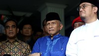 Dahnil Anzar dan Amien Rais hadir dalam konferensi pers Prabowo Subianto yang menolak hasil Pilpres 2019.
