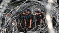 Kawat berduri juga dipasang di depan gedung KPU.