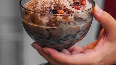Bikin Haus! Racikan Es Kacang Merah Berpadu Saus Cokelat Hingga Alpukat