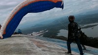 Bagi Anda pecinta olahraga pemacu andrenalin, puncak Joglo Desa Sendang Kecamatan Wonogiri cocok dipilih menghabiskan libur Lebaran. Di tempat ini kita bisa melihat Waduk Gajah Mungkur dari atas sambil menikmati sensasi terbang dengan gantole. Puncak Joglo berada di lereng perbukitan yang menjadi tanggul Waduk Gajah Mungkur. (Humas Pemkab Wonogiri)