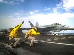 Potret Kapal Induk Nuklir AS Pamer Kekuatan di Laut Arab