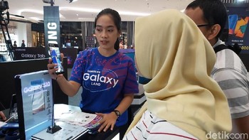 Galaxy S10, flagship teranyar Samsung, tampak sedang diburu oleh pengunjung. (Foto: Muhamad Imron Rosyadi/detikINET)  