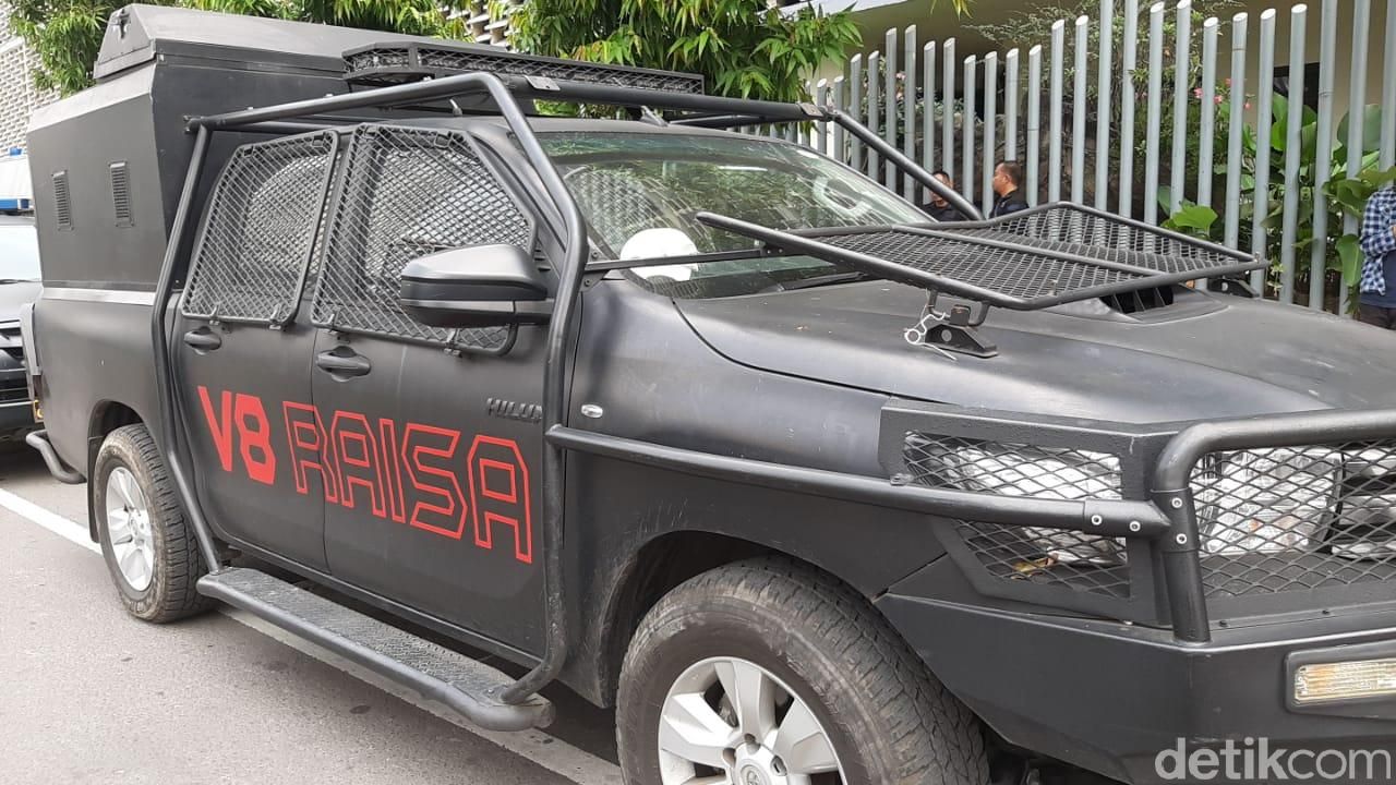 Mobil Raisa di depan Bawaslu