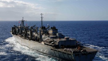 USNS Arctic, kapal perang yang turut dalam latihan ini dan digunakan untuk mendukung USS Abraham Lincoln. Foto: Reuters
