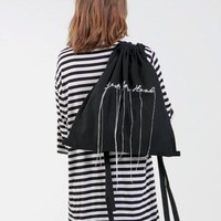 Suka bergaya unik dengan tas-tas dengan model tak biasa? Anda dapat mengandalkan Black Tense Embroidery Drawstring Bag dari brand lokal Satchel ini. Item tersebut sedang diskon dari Rp 263 fibu menjadi Rp 184 ribuan. Foto: Bobobobo