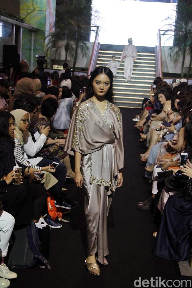 Sentuhan mewah juga bisa didapatkan dari koleksi Ava Prologue yang bertajuk ‘Lumine’. Potongan kaftan berbahan satin silk dengan drapery unik dipadukan dengan payet di beberapa sisi memberikan kesan megah tapi tetap santun. Foto: Moh. Abduh/Wolipop