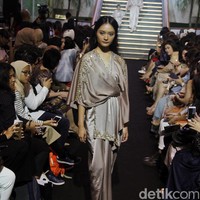 Sentuhan mewah juga bisa didapatkan dari koleksi Ava Prologue yang bertajuk ‘Lumine’. Potongan kaftan berbahan satin silk dengan drapery unik dipadukan dengan payet di beberapa sisi memberikan kesan megah tapi tetap santun. Foto: Moh. Abduh/Wolipop