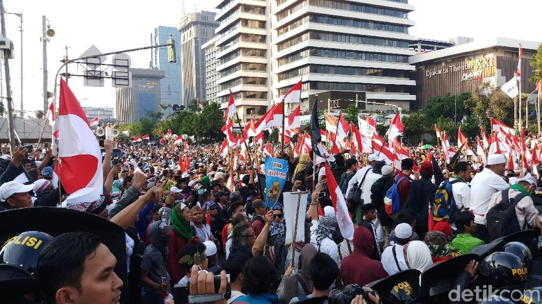 Massa Pendemo Terus Berdatangan ke Bawaslu, Siap Buka Puasa Bersama Massa Pendemo Terus Berdatangan ke Bawaslu, Siap Buka Puasa Bersama