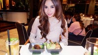 Pada ramadan tahun lalu, wanita berambut panjang itu sempat membagikan momen buka puasa. Tersaji dua hidangan utama dan segelas minuman dingin di hadapannya. Foto: Instagram aprisdev