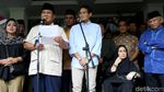 Salam Dua Jari, Prabowo-Sandi Tolak Hasil Pilpres 2019