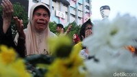 Mereka juga sempat berdoa bersama sebelum berbuka puasa.