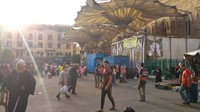 Sudut depan Masjid Sayyidina Husein. Musim semi sedang terjadi di Mesir sejak awal Maret dengan suhu 35°- 40°C. Waktu berpuasa sehari rata-rata 15 jam (Wafi Maqosid/Istimewa)