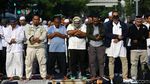 Demo Berhenti Sejenak, Massa Salat Berjemaah di Depan Bawaslu