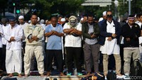 Begini momen saat massa salat berjamaah di depan Bawaslu.