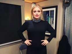 Turun Berat Badan 37 Kg, Kelly Clarkson Mengaku Minum Obat Diabetes