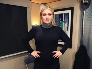 Turun Berat Badan 37 Kg, Kelly Clarkson Mengaku Minum Obat Diabetes