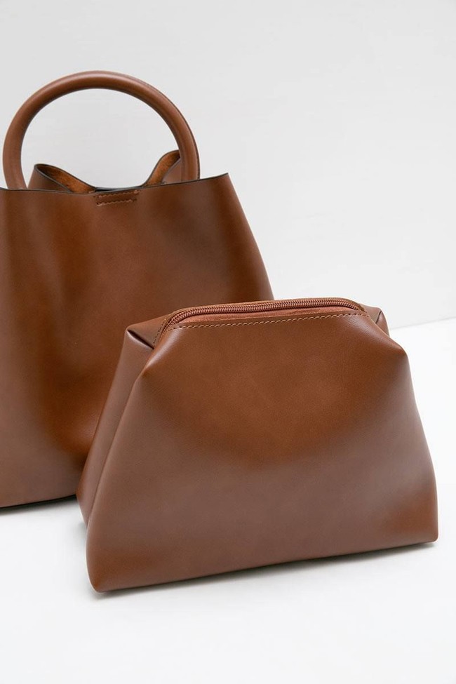 Pilihan tas yang lebih besar dan elegan ditawarkan oleh situs Hijabenka. Lora Decyta Classic Shoulder Bag Brown ini pun cocok dipertimbangkan karena bisa digunakan juga sehari-hari. Item itu turun dari Rp 369 ribu menjadi Rp 299 ribu. Foto: Hijabenka