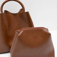 Pilihan tas yang lebih besar dan elegan ditawarkan oleh situs Hijabenka. Lora Decyta Classic Shoulder Bag Brown ini pun cocok dipertimbangkan karena bisa digunakan juga sehari-hari. Item itu turun dari Rp 369 ribu menjadi Rp 299 ribu. Foto: Hijabenka