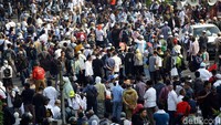 Massa berkumpul di depan gedung Bawaslu untuk menggelar aksi lawan pemilu curang.
