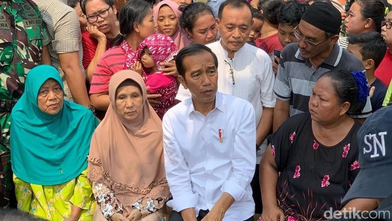 Beda Makna Pidato Kemenangan Jokowi di Kampung Deret Vs Kapal Pinisi Beda Makna Pidato Kemenangan Jokowi di Kampung Deret Vs Kapal Pinisi